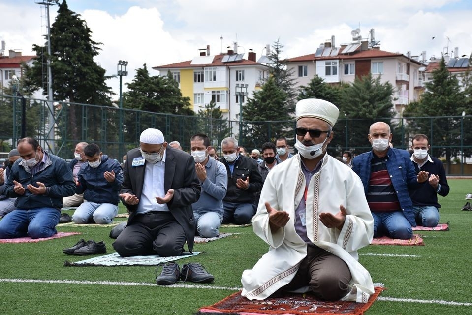Futbol sahasında cuma namazı