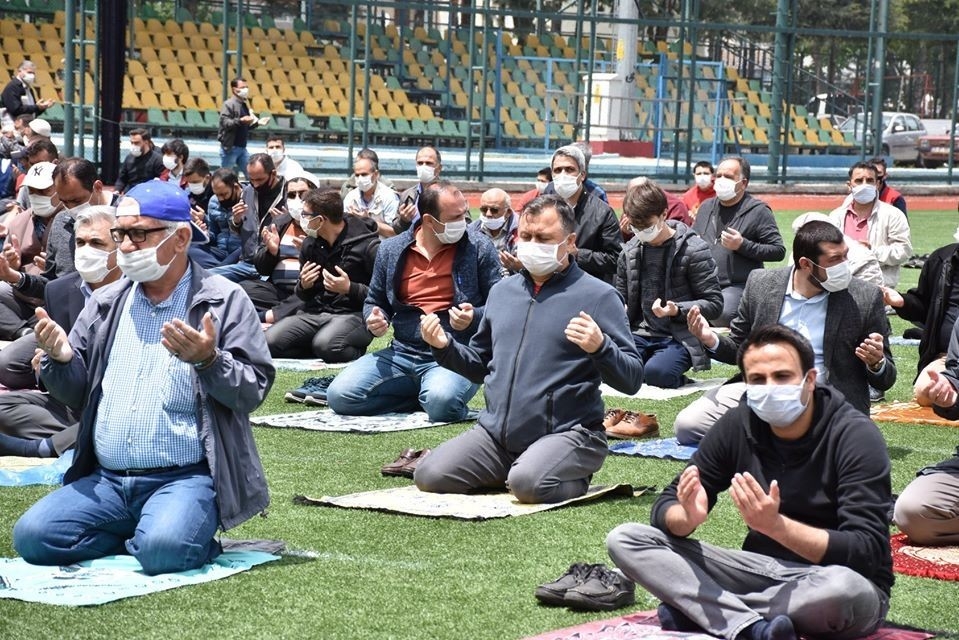 Futbol sahasında cuma namazı