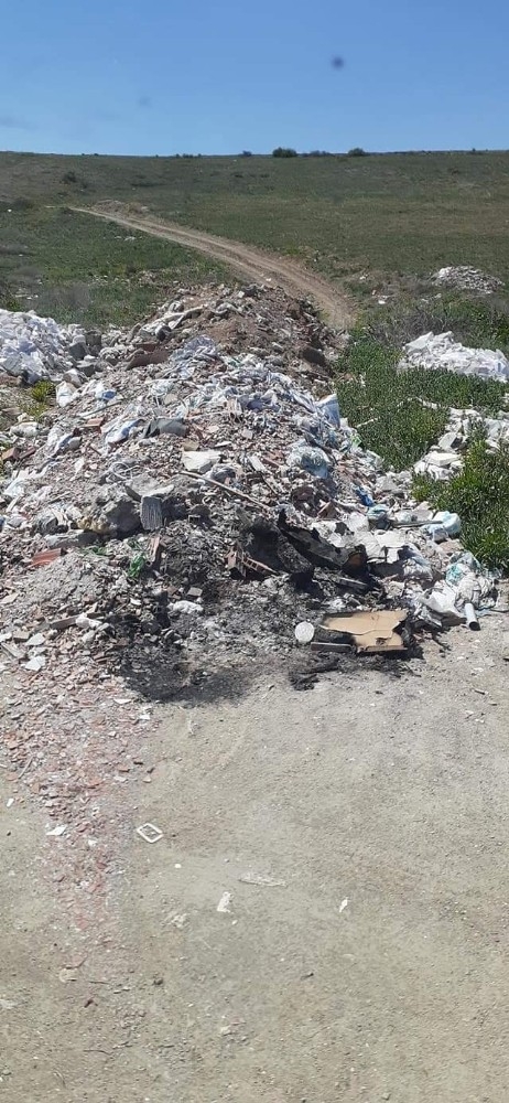 Gelişigüzel dökülen moloz ve harfiyat atıklarının çirkinliği sürüyor
