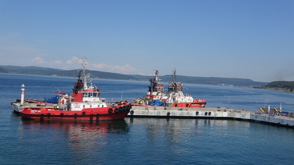 Gemi düdükleri denizciler için çaldı