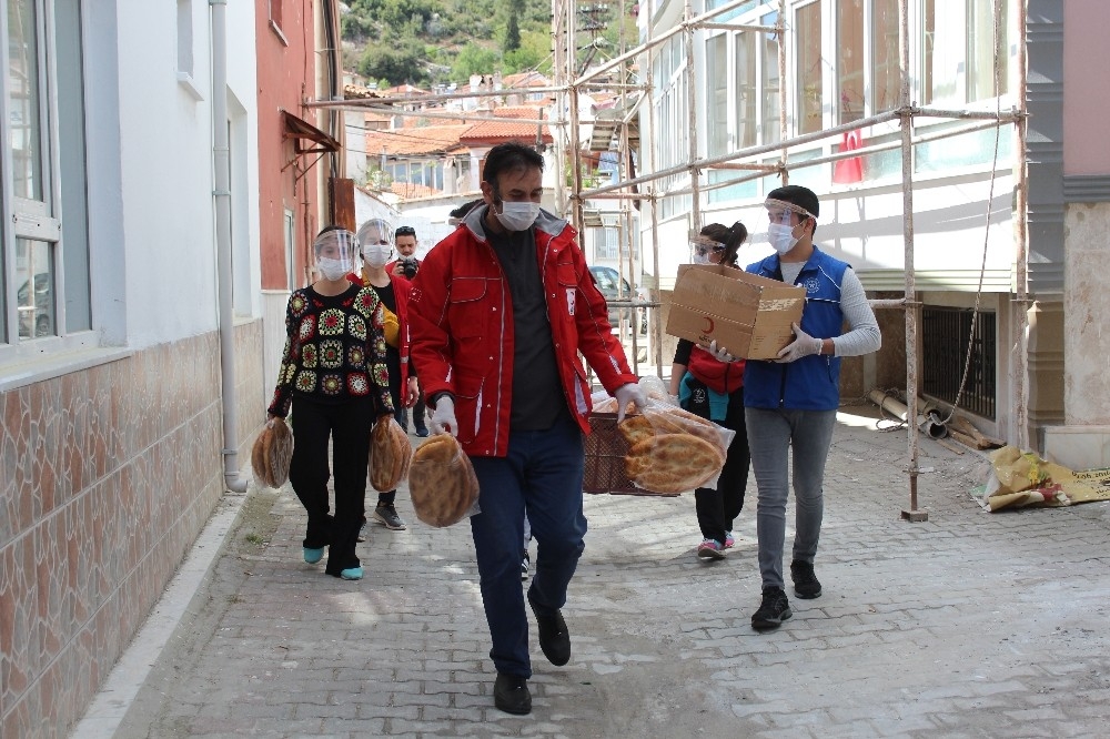 Hem pide hem maske ve dezenfektan dağıttılar
