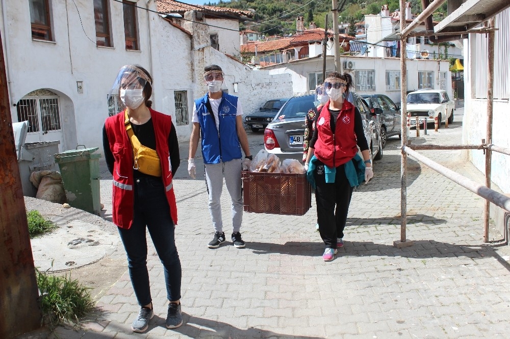 Hem pide hem maske ve dezenfektan dağıttılar