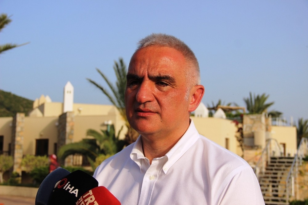 "İç turizmi açıyoruz, dış turizmi kademeli açacağız"
