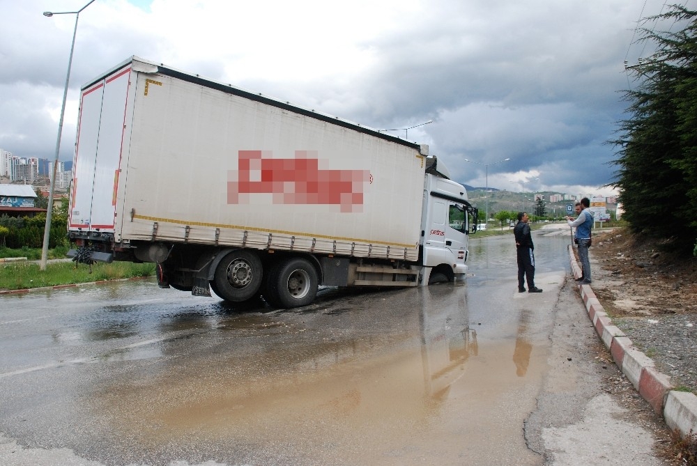 İçme suyu borusu patladı, kamyon çöken yolda saplandı
