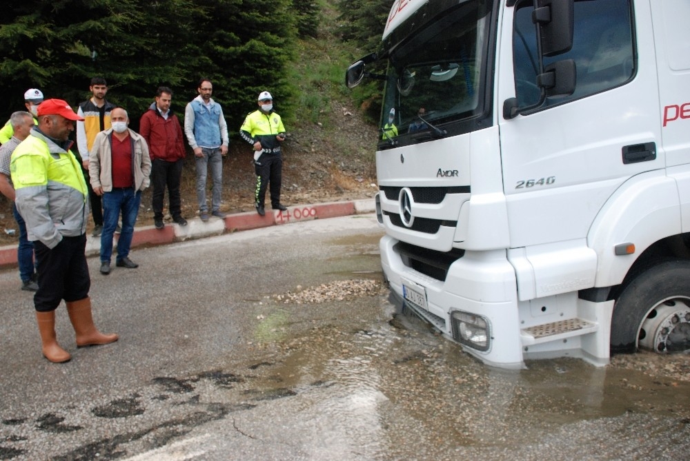 İçme suyu borusu patladı, kamyon çöken yolda saplandı