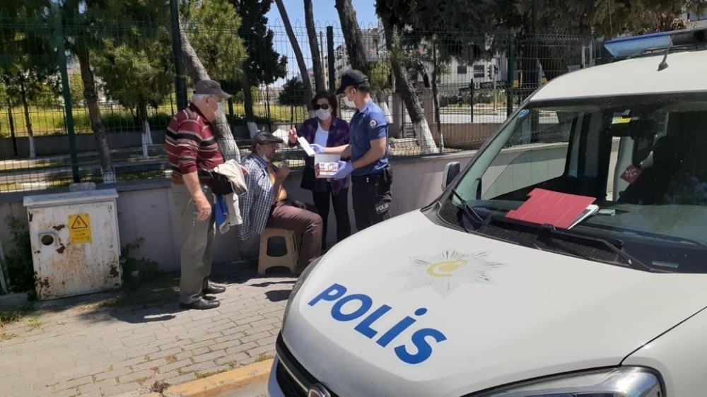 İzmir polisi yaşlılara refakat etti, sokakta maske dağıttı