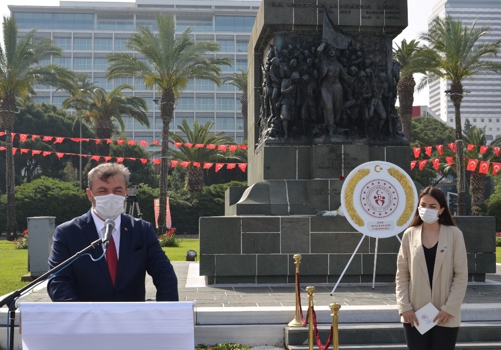 İzmir'de 19 Mayıs'ın 101. yılına sosyal mesafeli kutlama