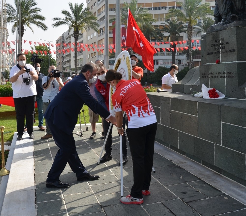 İzmir'de 19 Mayıs'ın 101. yılına sosyal mesafeli kutlama