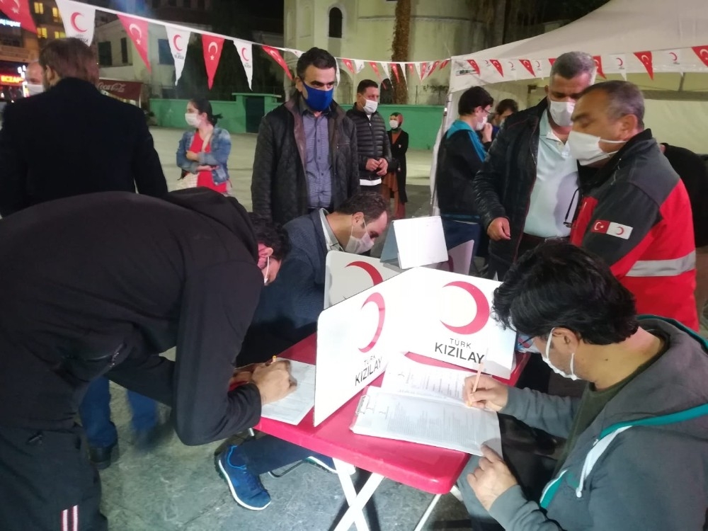 İzmir'de iftar sonrası Kızılay'a kan bağışı