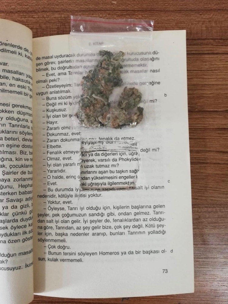 Kargodan gelen kitaptan uyuşturucu çıktı