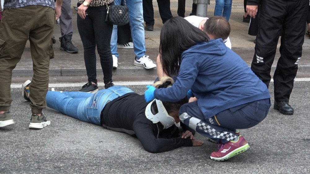 Motosikletli kadın köpekten korktu ve...