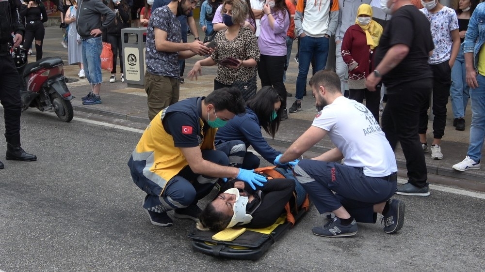 Motosikletli kadın köpekten korktu ve...