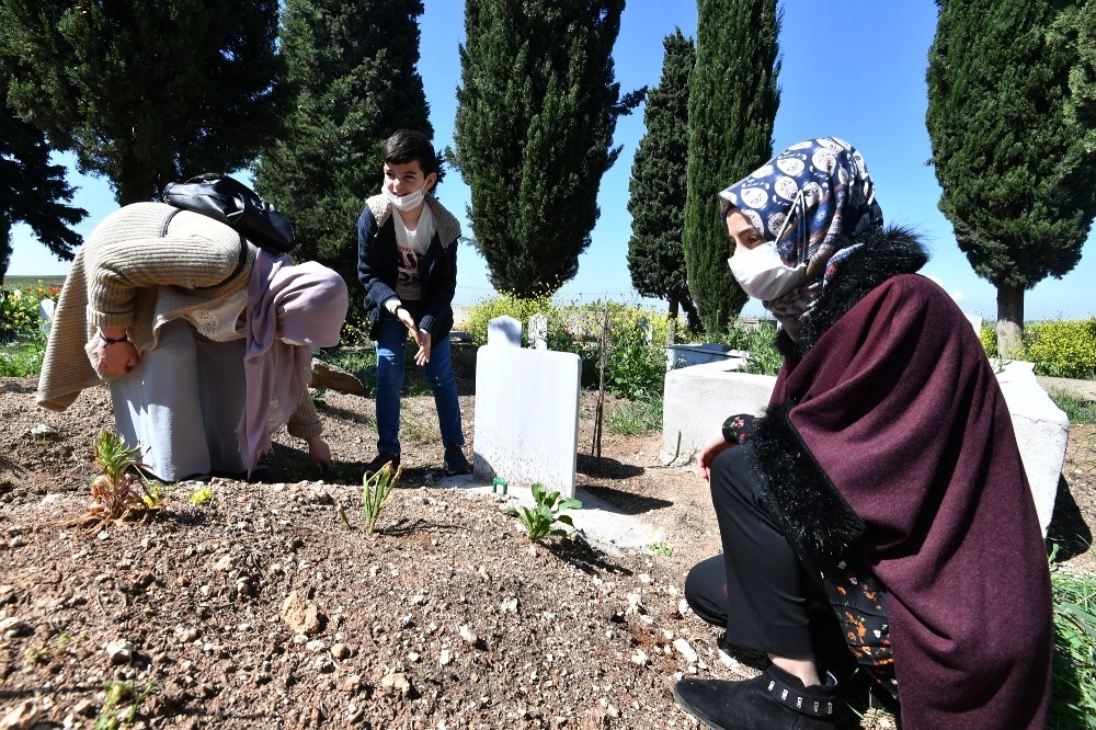 Küçük Hamza özel izinle babasının mezarını ziyaret etti