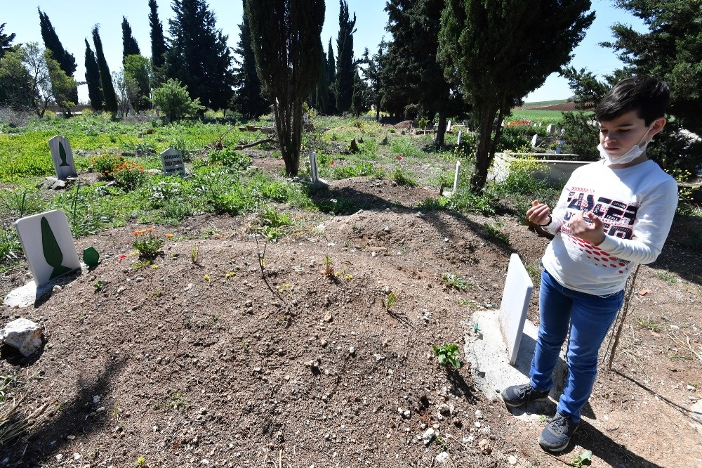 Küçük Hamza özel izinle babasının mezarını ziyaret etti