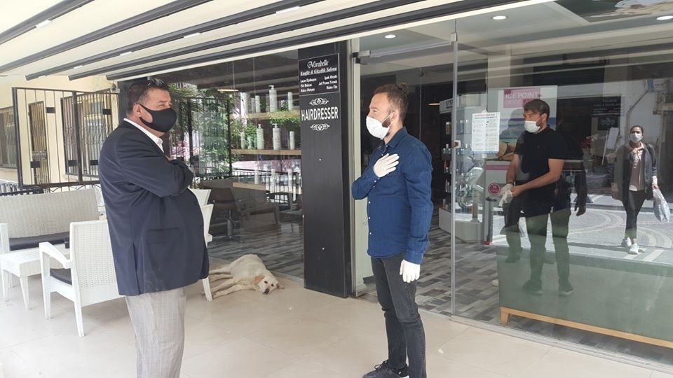 Kuşadası esnafına ücretsiz maske dağıtıldı