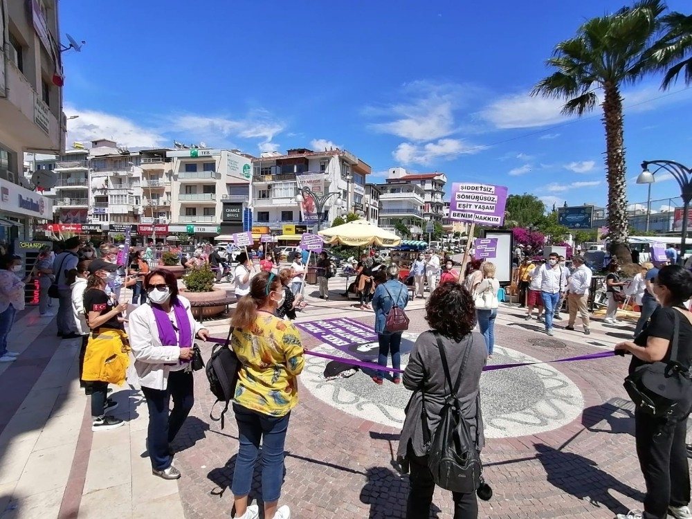 Kuşadası'da kadın eylemi