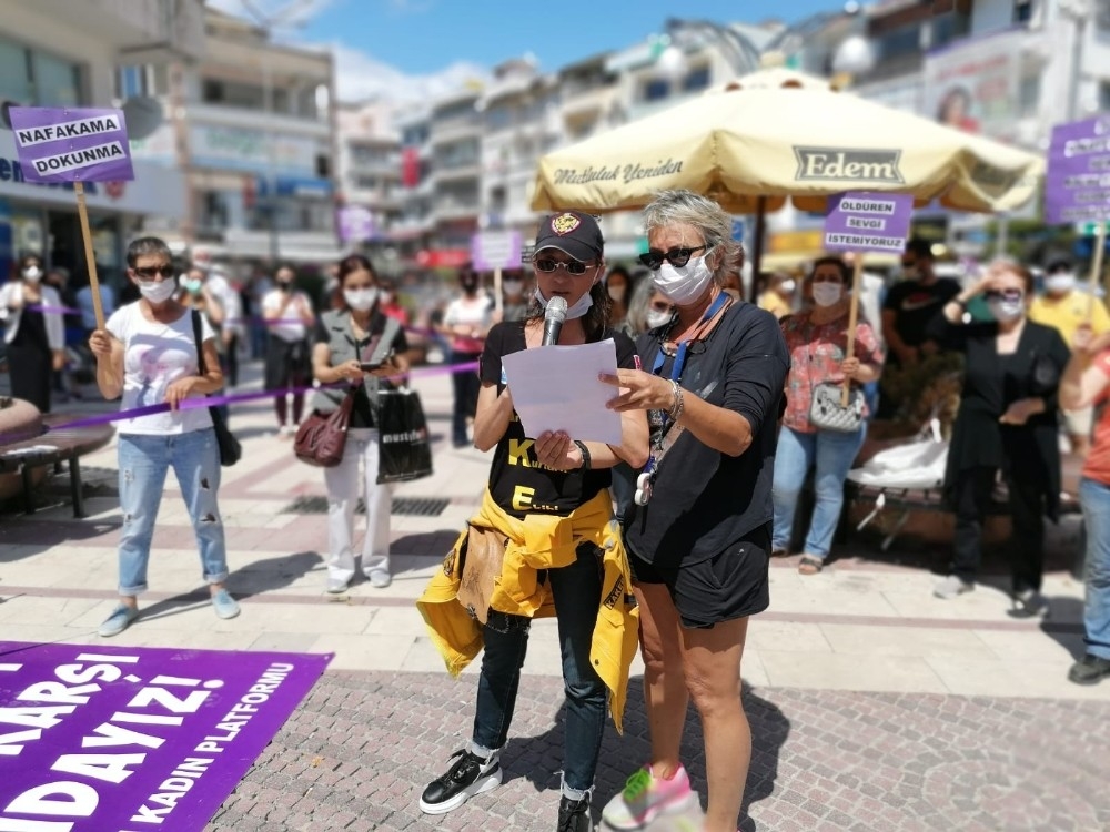 Kuşadası'da kadın eylemi