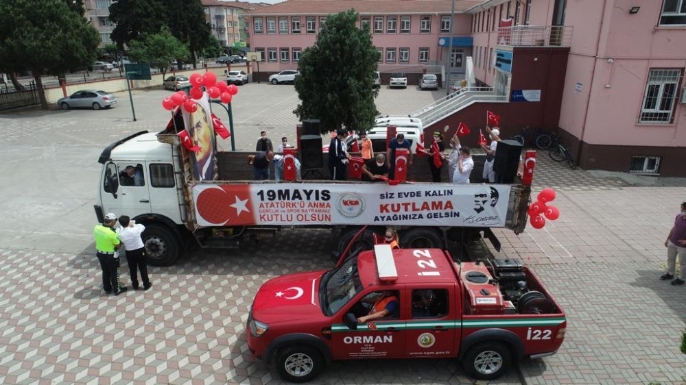 Kutlamalar vatandaşların ayağına gitti