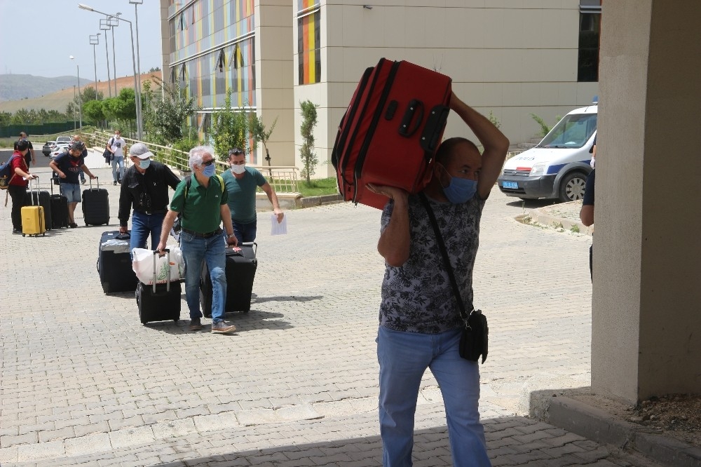 Kuveyt'ten getirilen 70 kişi, karantinadan tahliye edildi