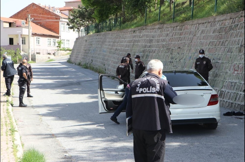 Lüks otomobilin önünü kesti, tabanca ile bacağından vurdu
