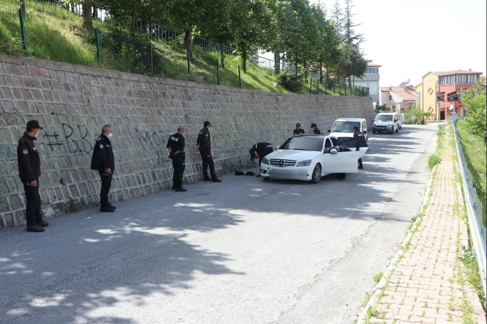Lüks otomobilin önünü kesti, tabanca ile bacağından vurdu
