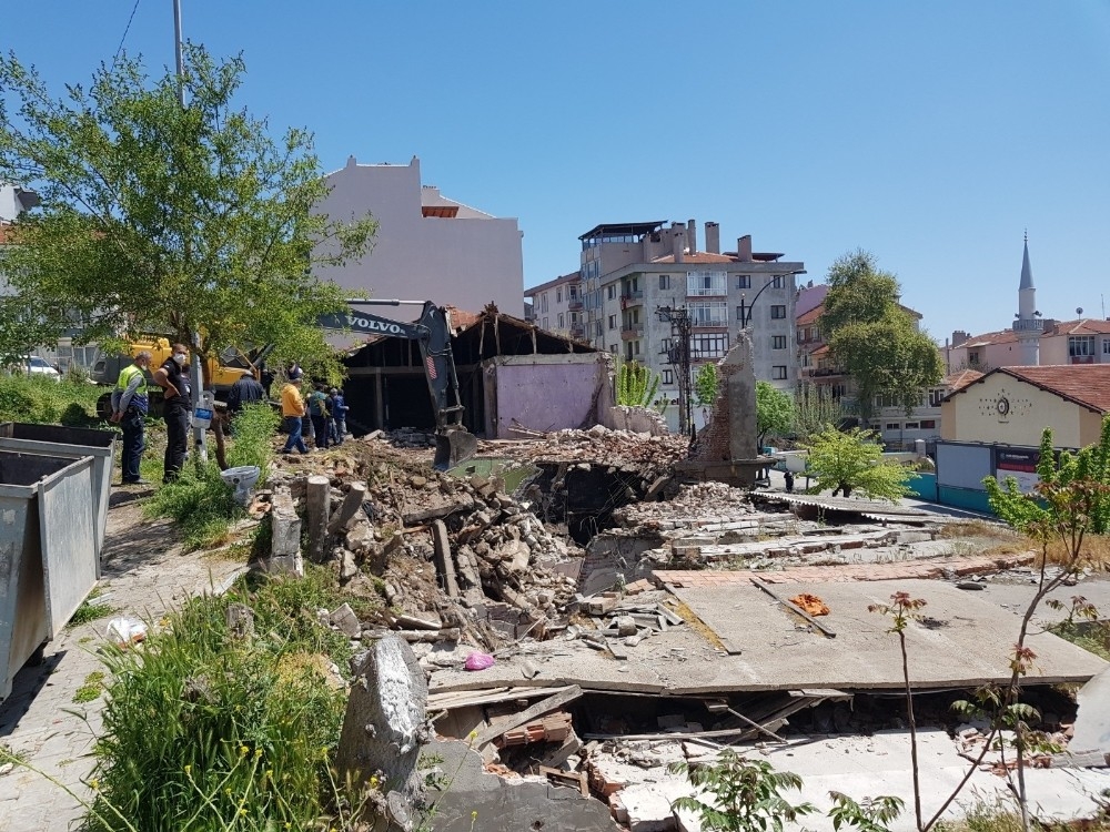 Mahsur kalan kediler için yıkım durduruldu