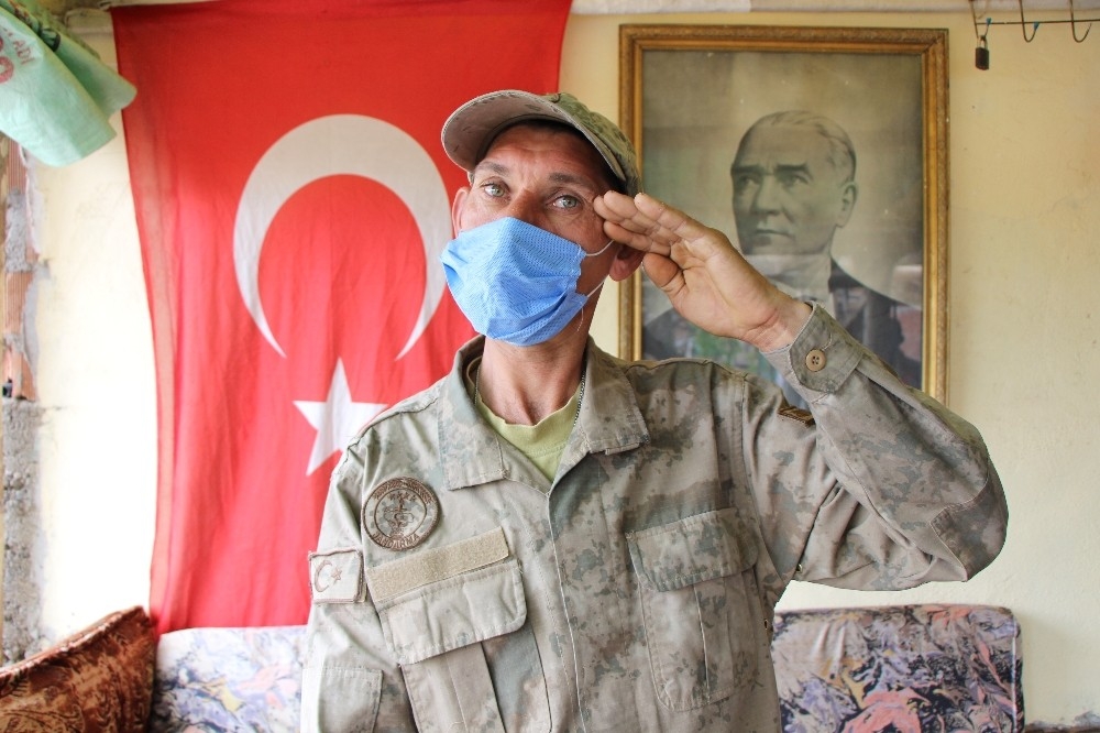 Mehmetçikten engelli vatandaşa doğum günü hediyesi