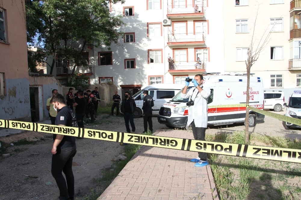 Metruk binaya topları kaçan çocuklar cesetle karşılaştı