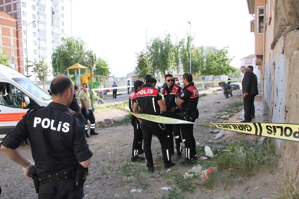 Metruk binaya topları kaçan çocuklar cesetle karşılaştı