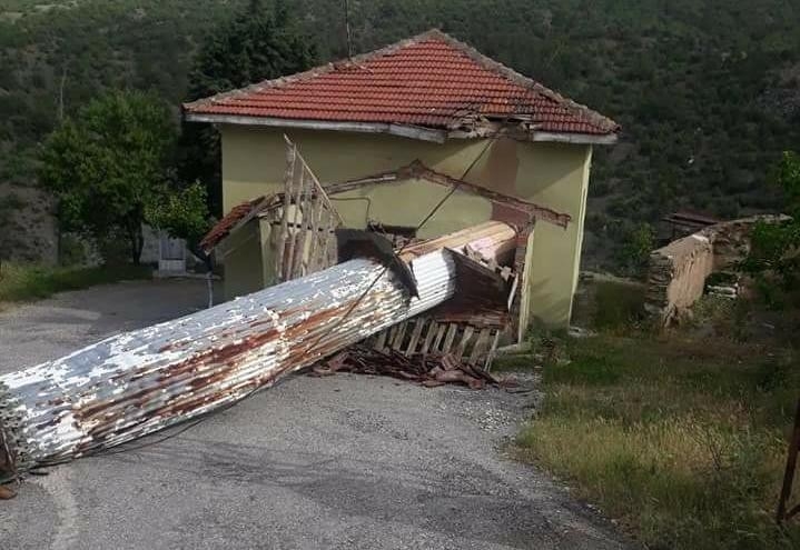 Nallıhan'da bir evin çatısına minare düştü