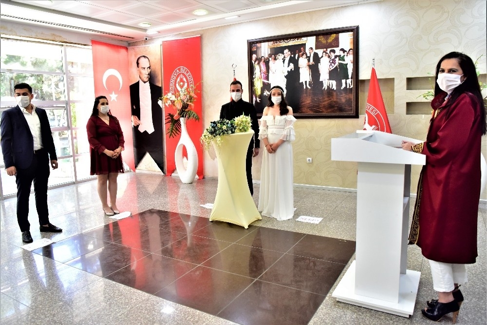Nikahlar 10 davetliyle kıyılıyor