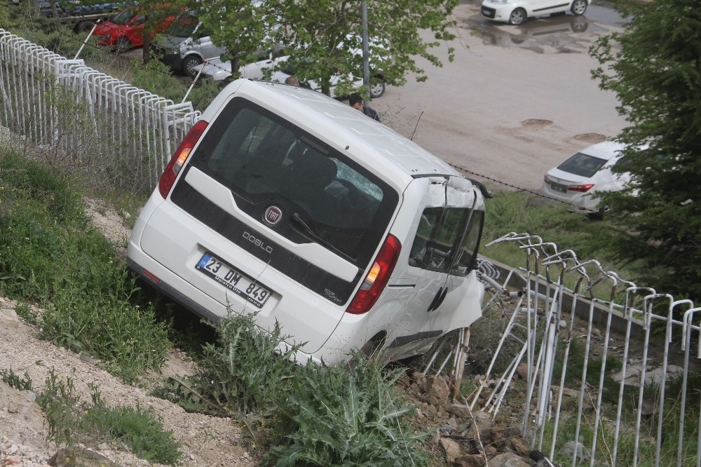 Önce yayalara, sonra demir korkuluklara çarptı: 1'i ağır 3 yaralı