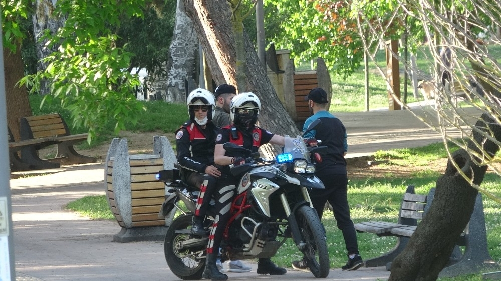 Parka akın ettiler, polis zoruyla çıkarıldılar