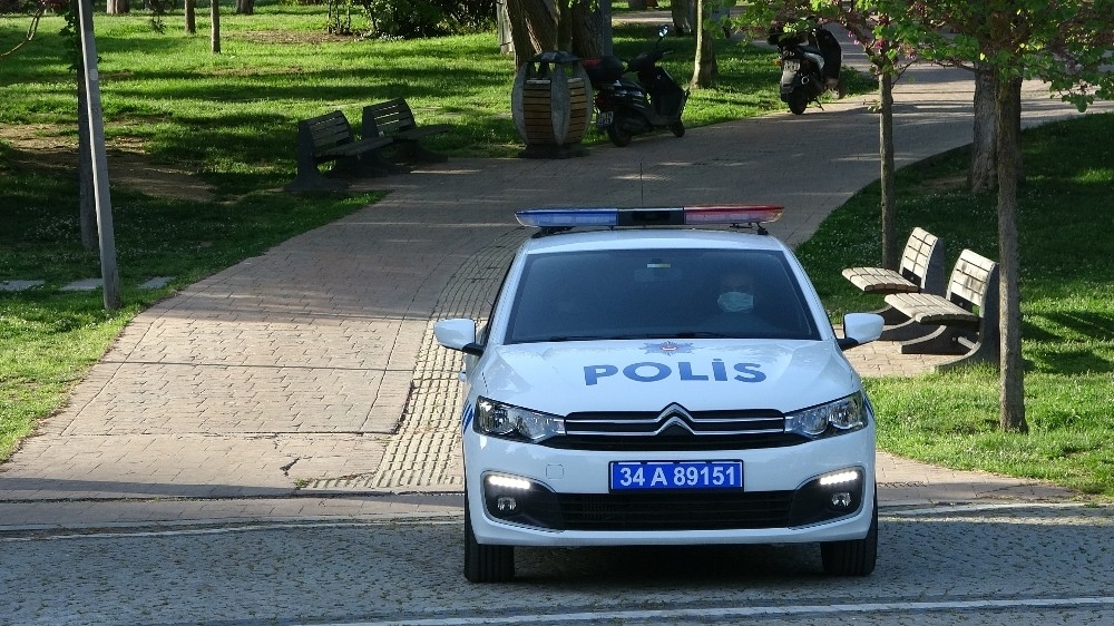 Parka akın ettiler, polis zoruyla çıkarıldılar