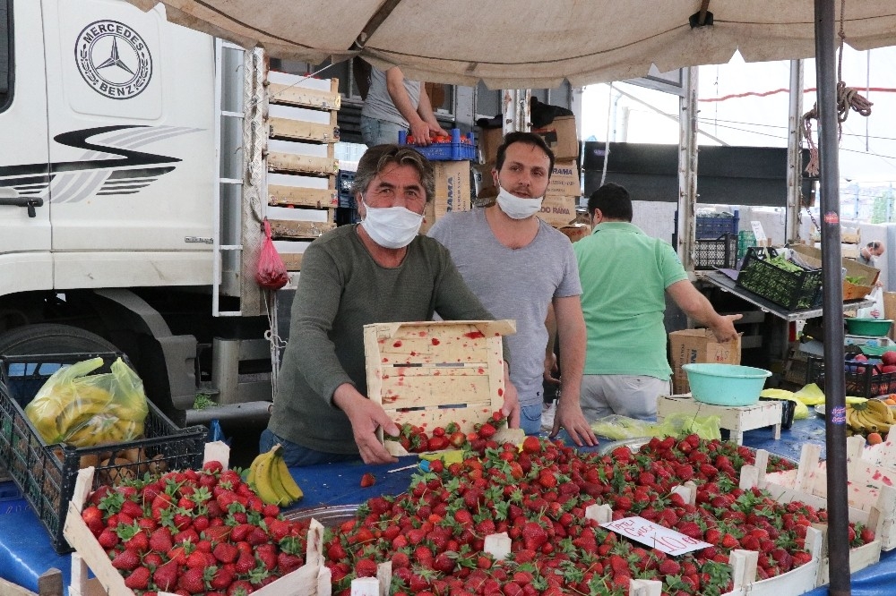 Pazara inen çilek 1 saatte tükendi