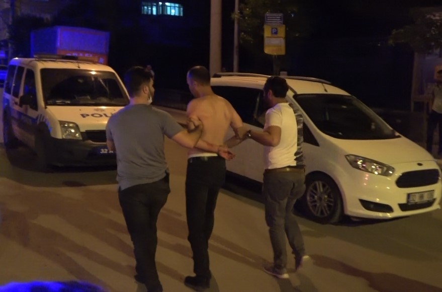 Polisten kurtulmak için yoldan geçen genci rehin aldı