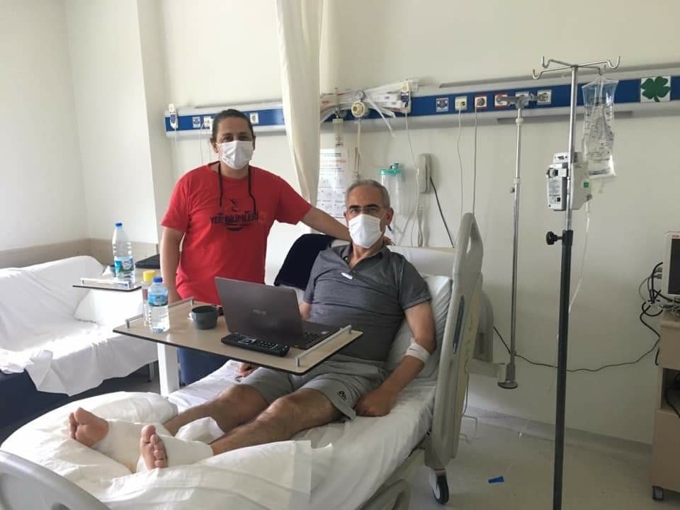 Profesör, 82 derecelik termal suyun içine düştü