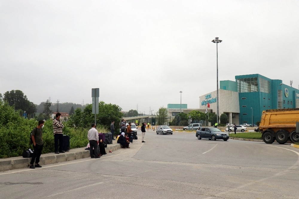 Saatlerce otobüs bekleyen vatandaşlar bilet fiyatlarına isyan etti