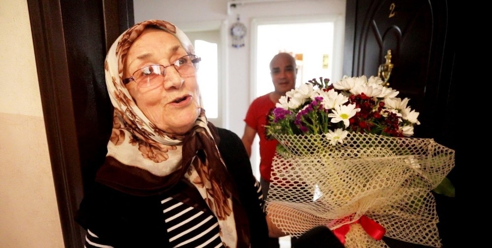 Sağlıkçı kızından sağlıkçı annesine sürpriz kutlama