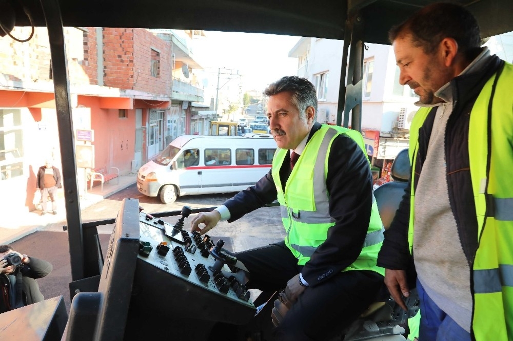 Salgın süresince Bayraklı'da 9 mahalleye 143 ton asfalt
