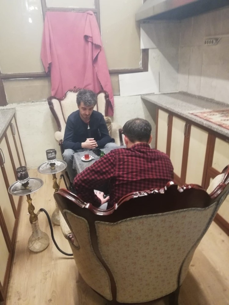Salgına rağmen nargile partisine polis baskını