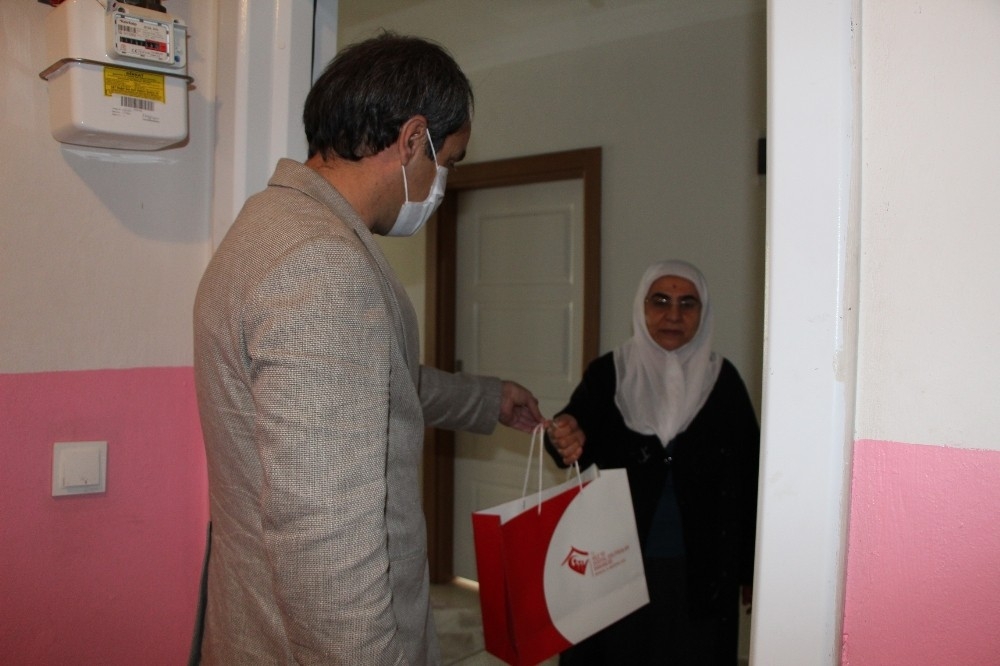Şehit oğlunun kabrine giden anne: "O gelemedi, ben geldim"