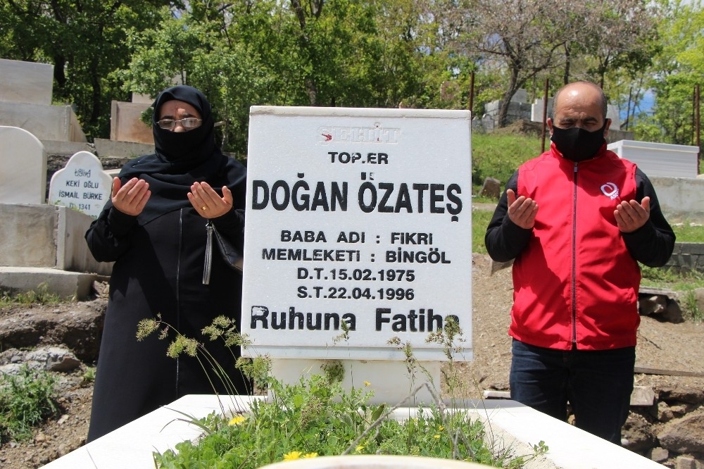 Şehit oğlunun kabrine giden anne: "O gelemedi, ben geldim"