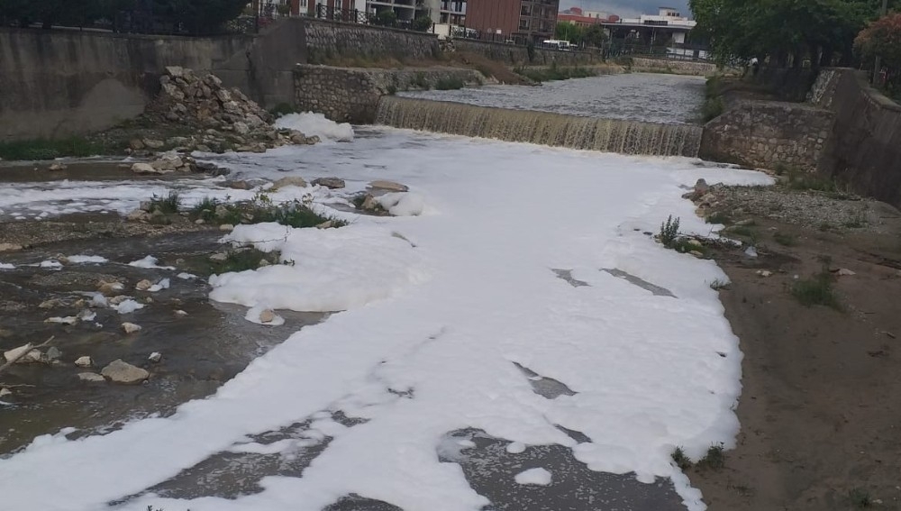 Şehrin merkezinden geçen dere köpürdü