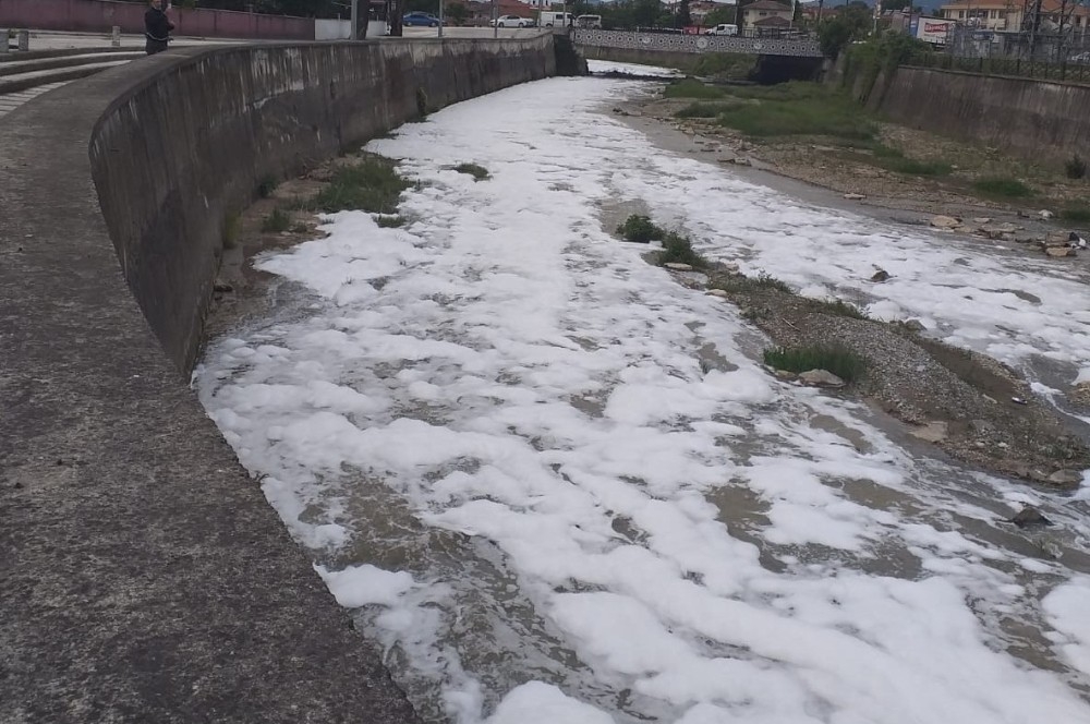 Şehrin merkezinden geçen dere köpürdü