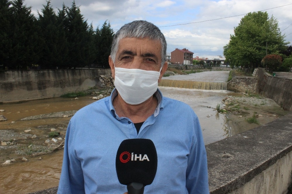 Şehrin merkezinden geçen dere köpürdü