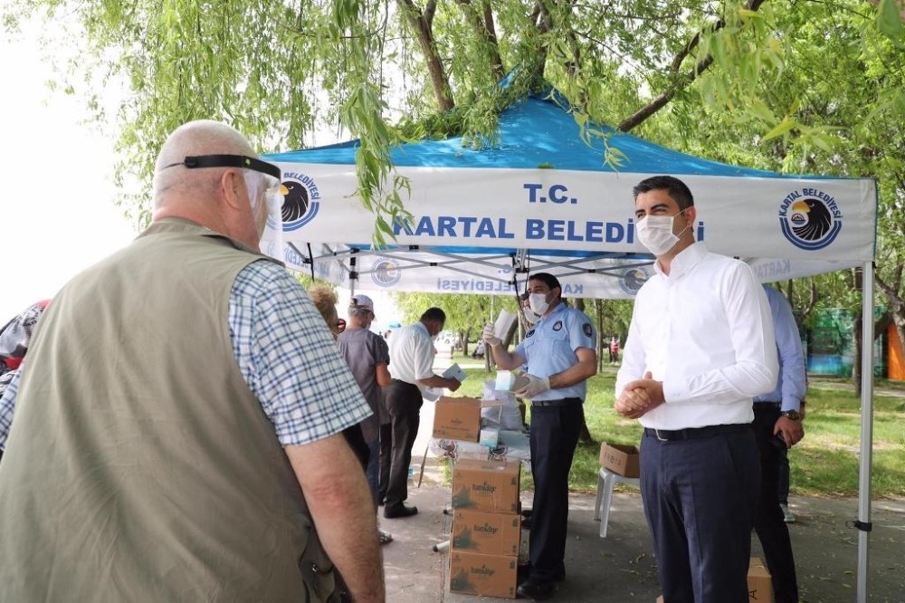 Sıcaktan fenalaşan vatandaşa başkandan müdahale
