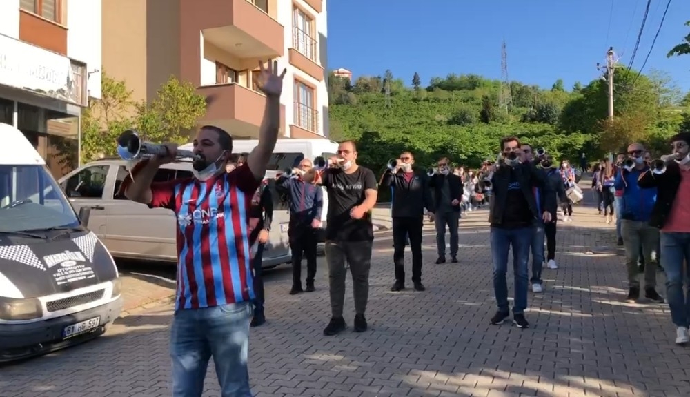 Sokakta onları gören şaşırıyor