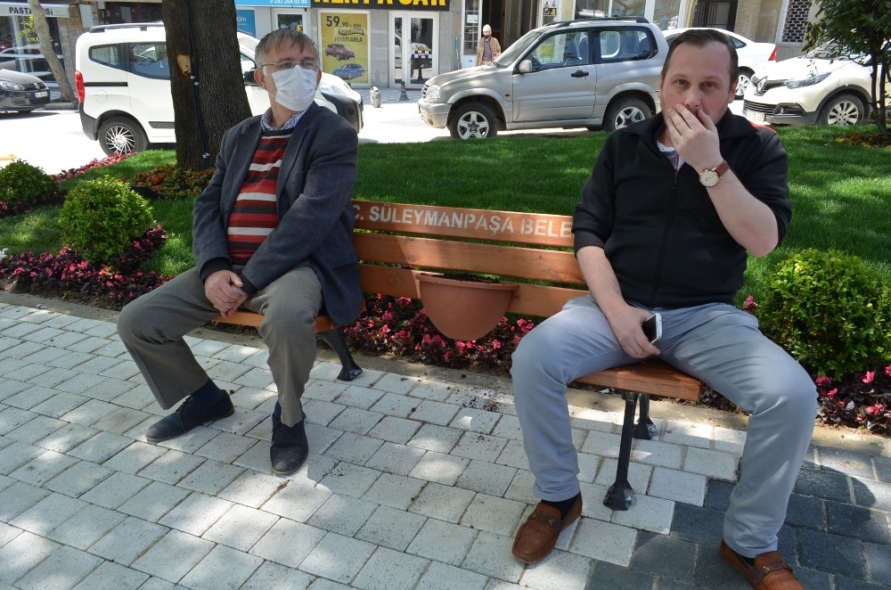 "Sosyal mesafeli banklar" Tekirdağ'da da konulmaya başlandı