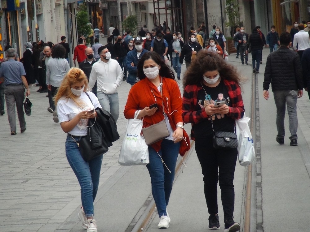 Taksim Meydanı ve İstiklal Caddesi'nde dikkat çeken yoğunluk